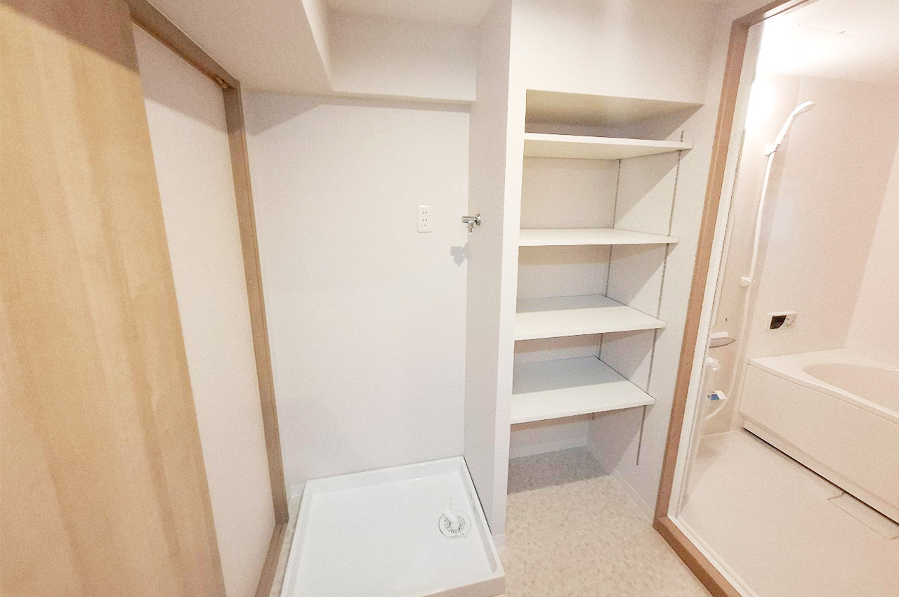 洗面室：便利な可動棚にはタオルや洗剤などをたっぷり収納可能。洗濯機置き場もあり家事動線のいい設計。