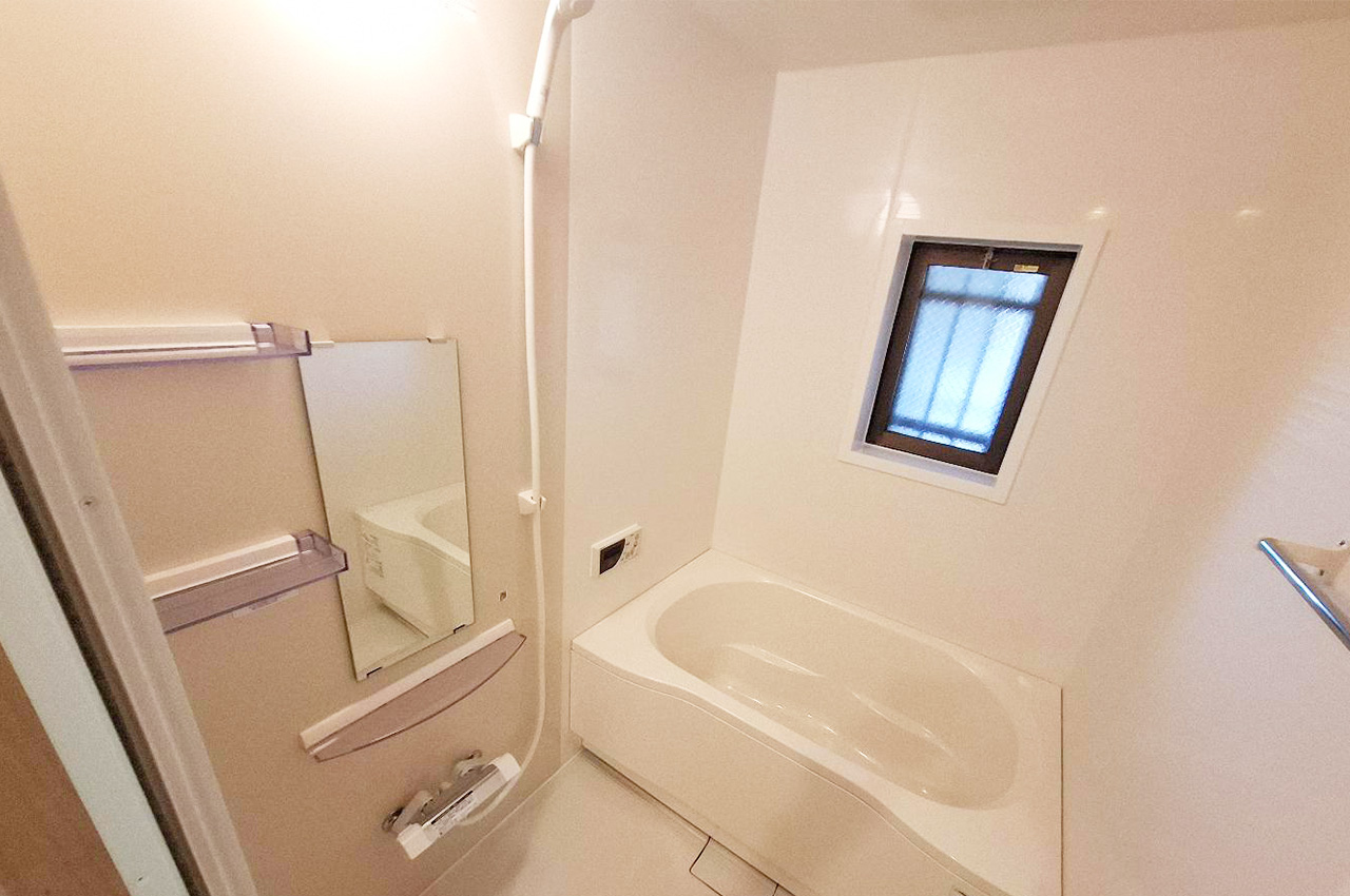 バスルーム：窓付き浴室は自然光が入りやすく換気も良好。明るく清潔感のあるバスタイムを楽しめます。
