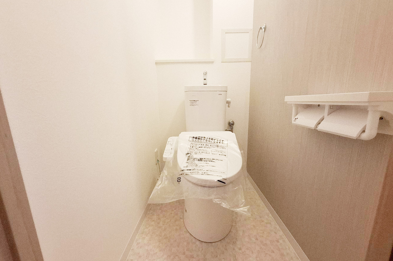 トイレ：便器と温水洗浄便座は新調済みでピカピカ。清潔感のある空間で快適に利用できます。