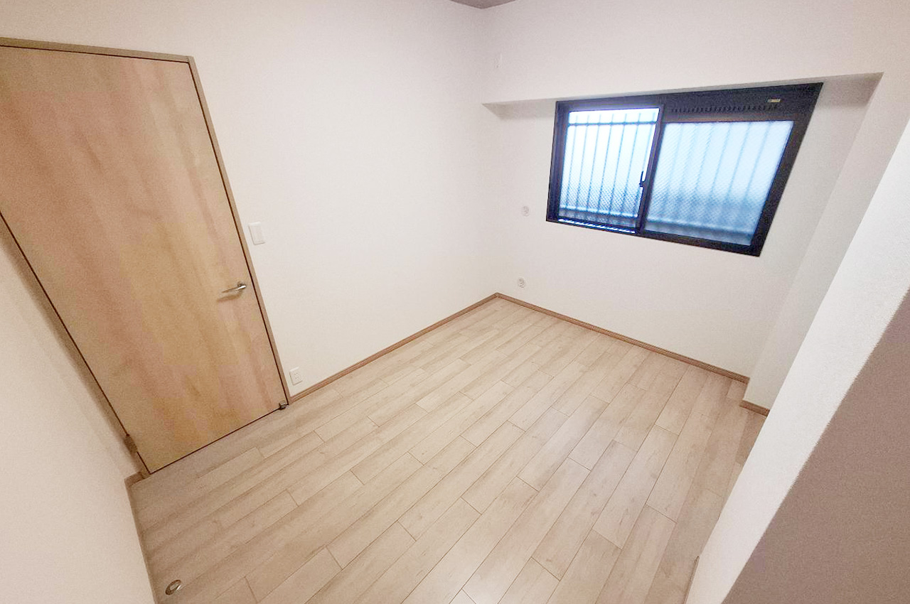 洋室①：リフォーム済みの床とクロスで気持ちよく過ごせます。