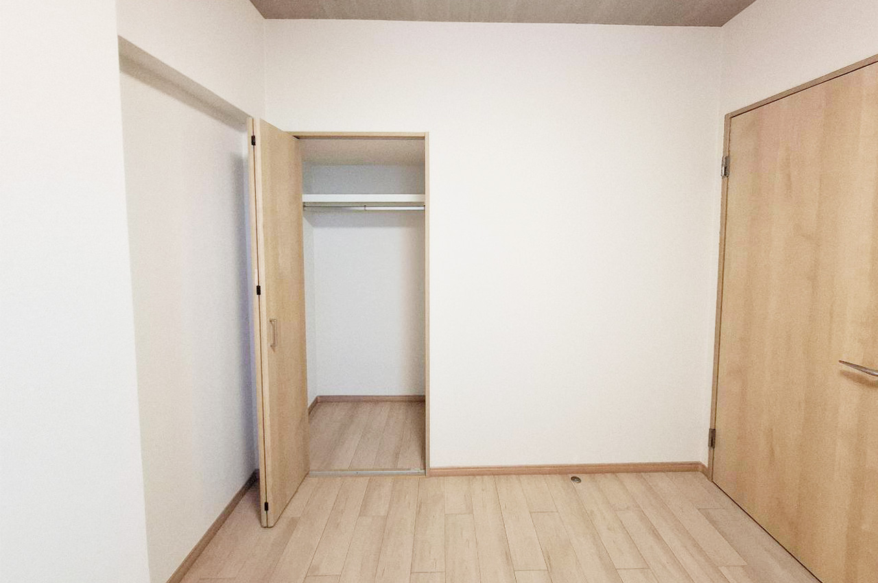 洋室①：クローゼット付きで収納力も確保。衣類や日用品をすっきり収められる使いやすいお部屋です。