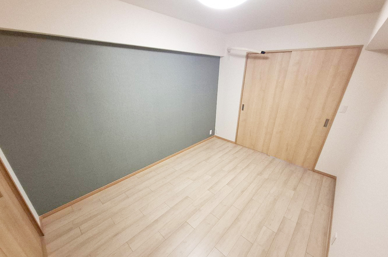 洋室②：貼替えたグレーのアクセントクロスが、シンプルながらおしゃれな雰囲気を演出。