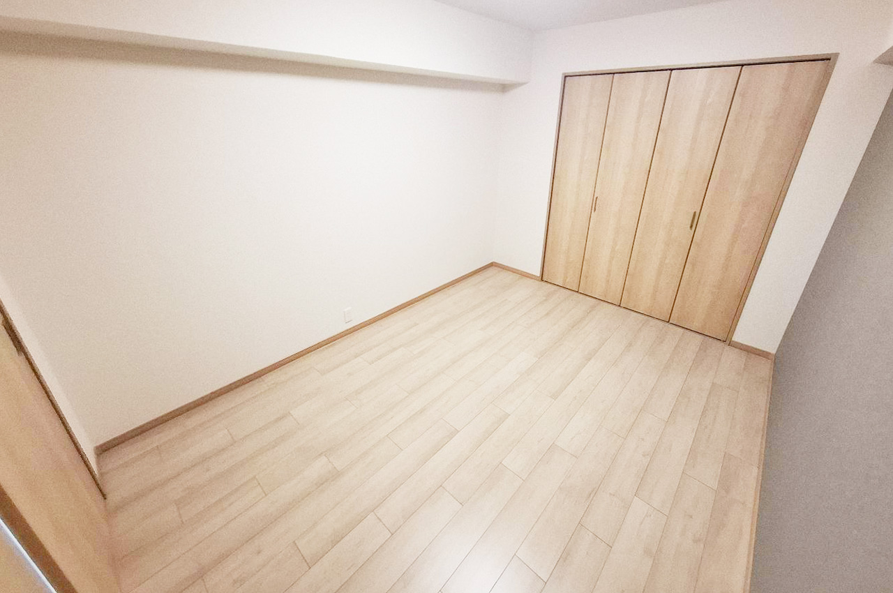 洋室②：リフォーム済みでピカピカのフローリング。約6帖の広さは2人用の寝室としても使いやすい広さ。