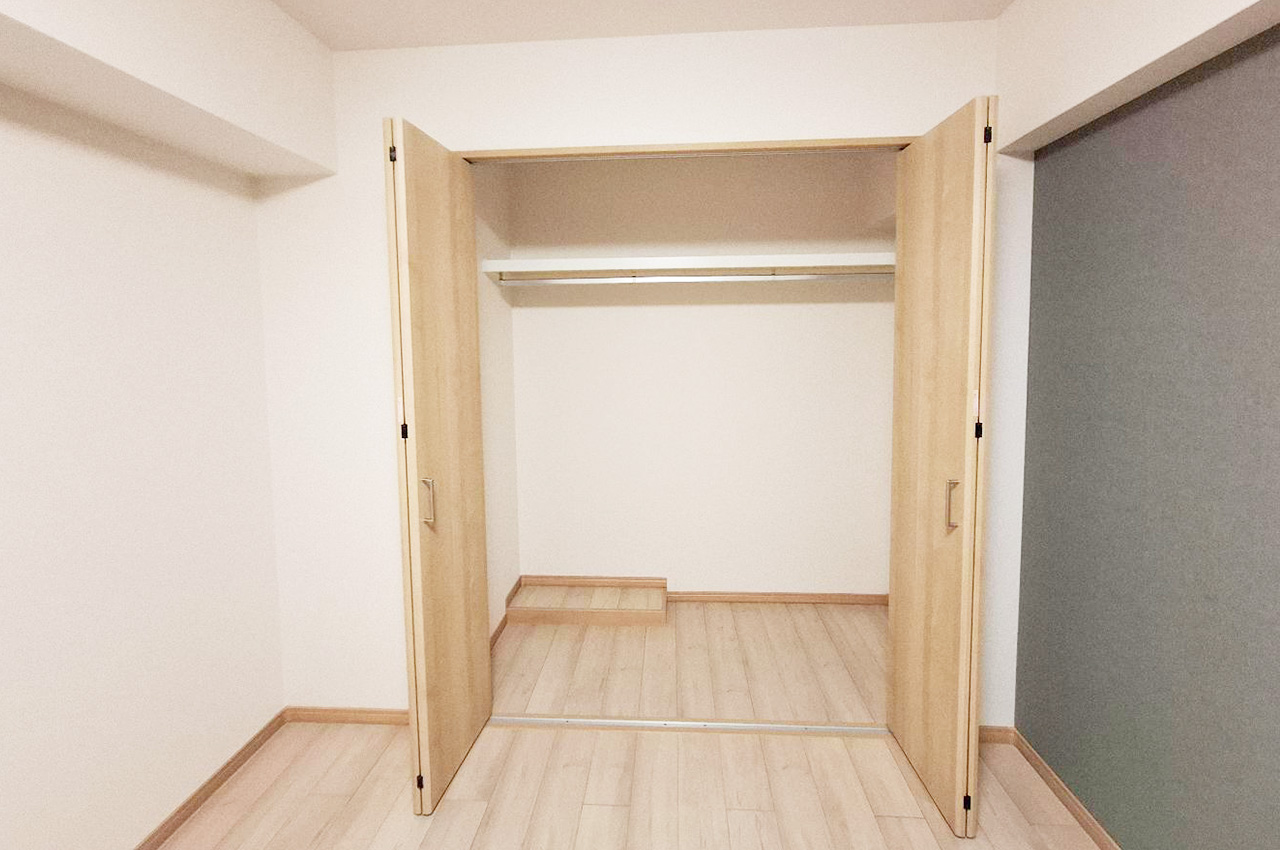 洋室②：大容量の収納付きなので衣類や荷物を効率よく収められ、生活空間をすっきりと保てます。