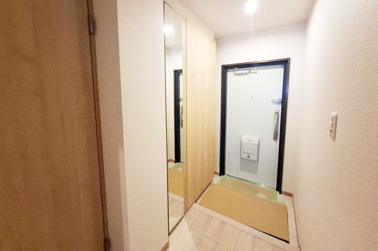 玄関：姿見付きの下駄箱を備えた玄関は、外出前の身だしなみチェックにも便利で快適です。