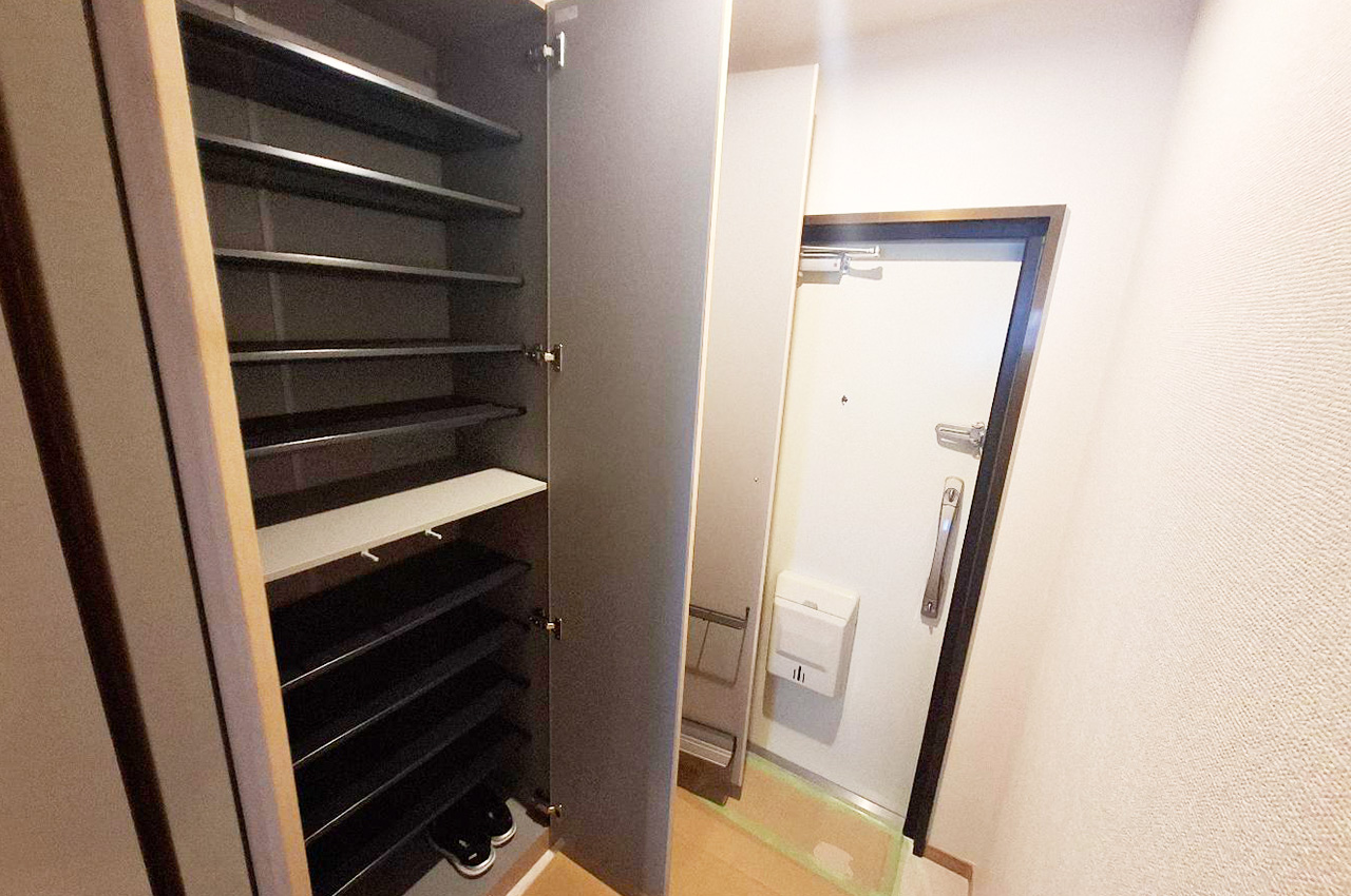 玄関：新調した下駄箱はご家族分の靴をすっきり収納可能。常にすっきりとした玄関を保つことができます。