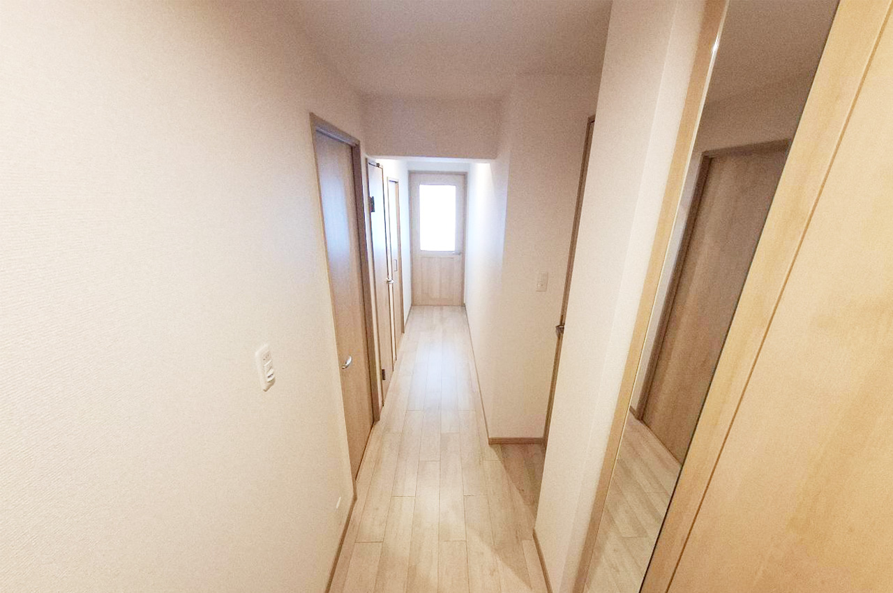 廊下：貼替え済みのフローリングと新調したダウンライトで明るく清潔感溢れる廊下。