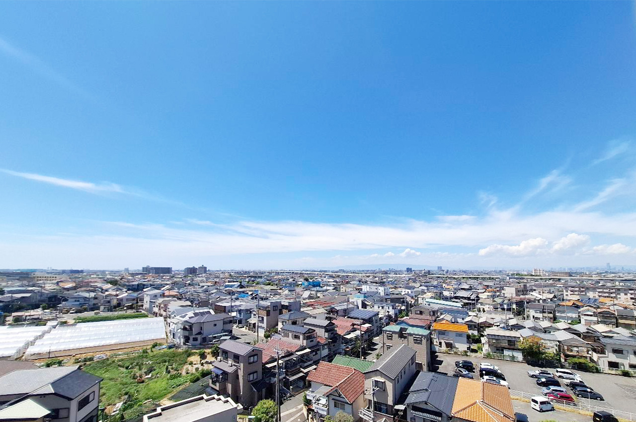 眺望：空の広がりを感じられる開放的な眺望は、季節ごとの移ろいも楽しめる魅力的な環境です。