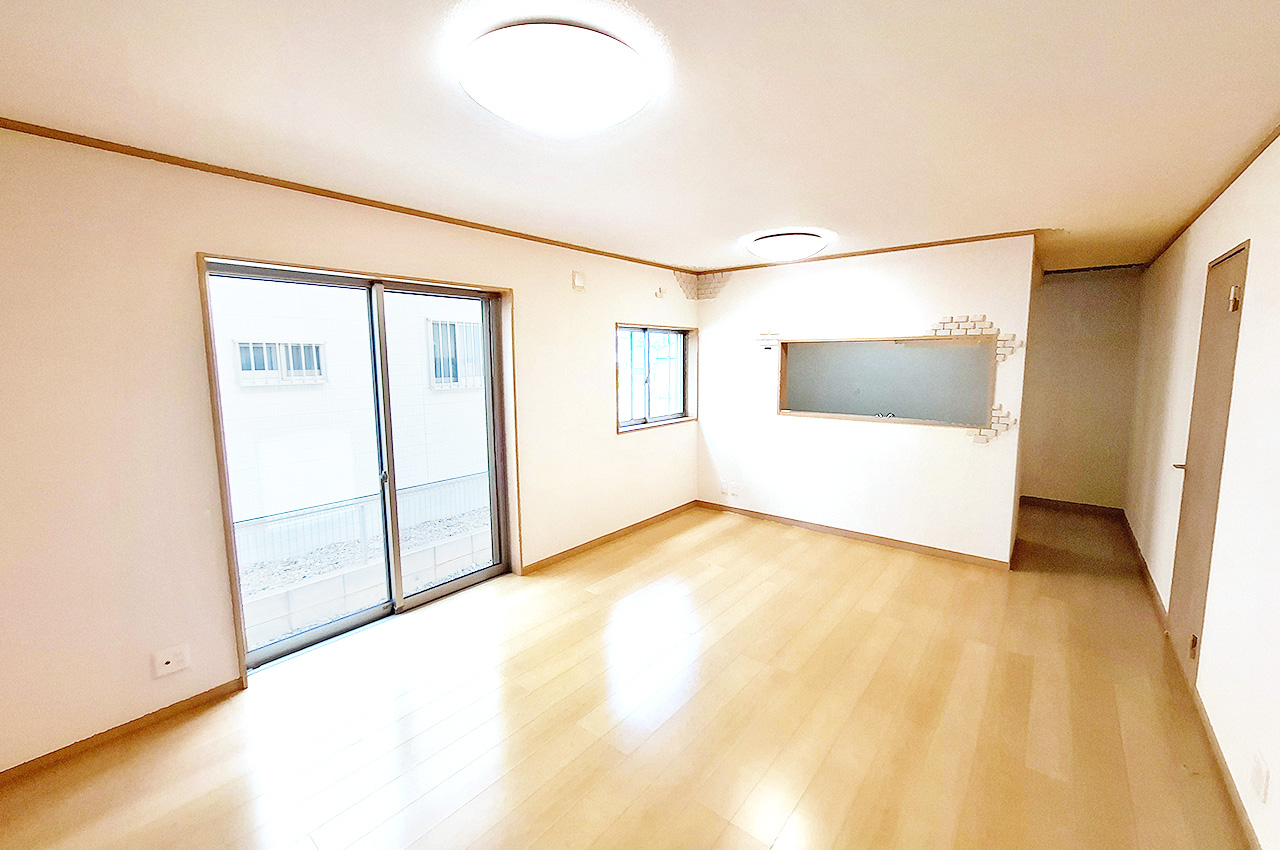 LDK：大きな窓に面した開放的な空間です。