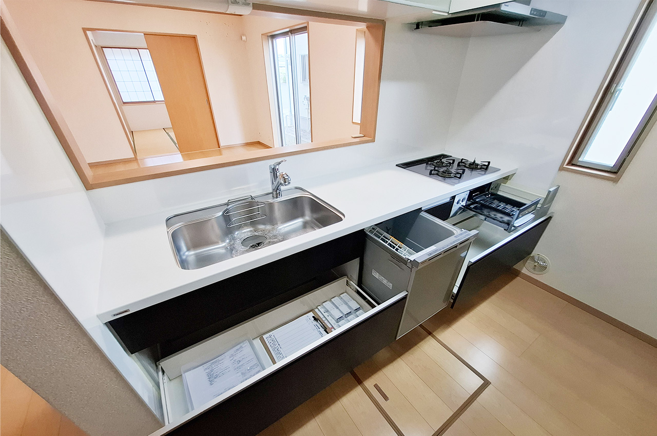 キッチン：上下に収納が充実。食器や調理器具の整理整頓もラクラク。