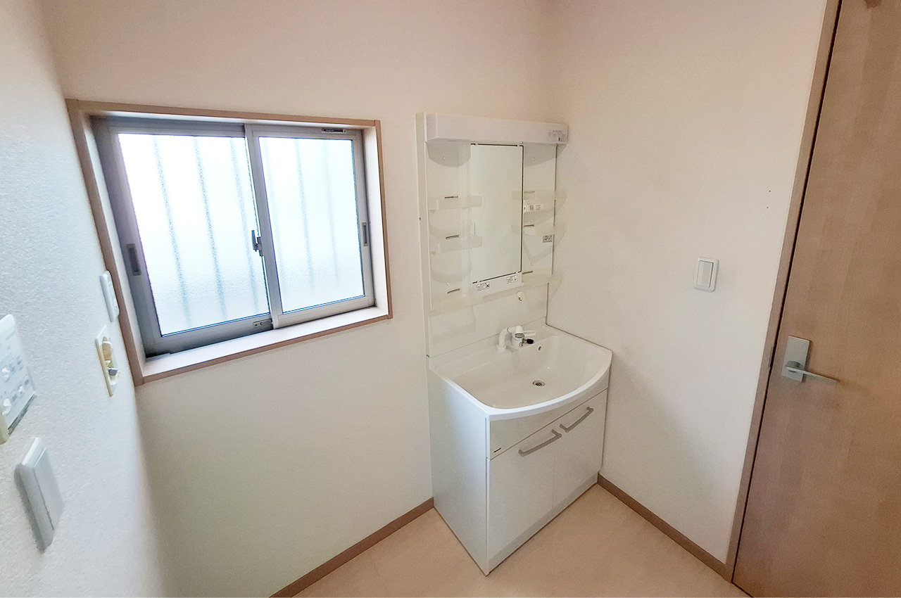 洗面室：窓付きで換気しやすい間取りです。