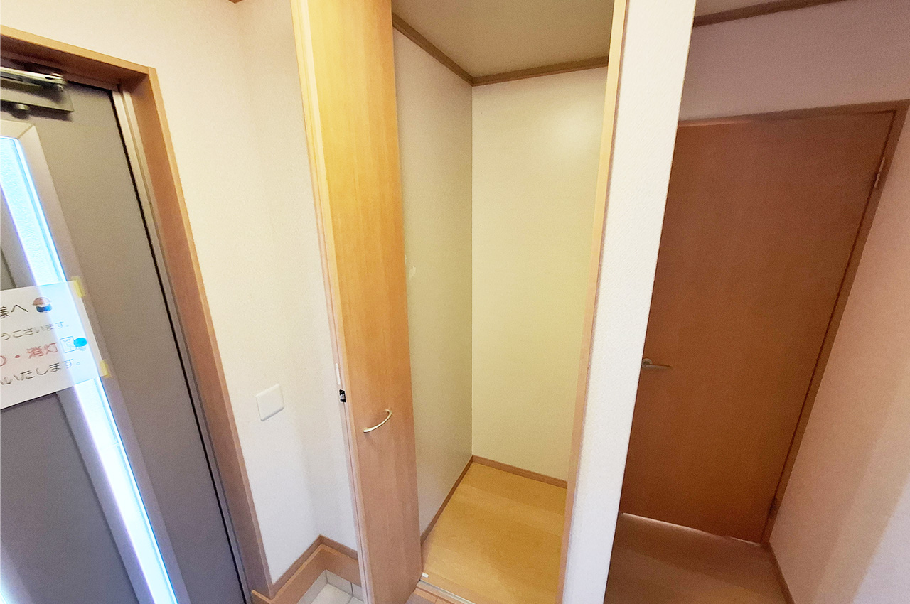 玄関：収納たっぷりの物入付き。日用品や季節小物もすっきり収まります。