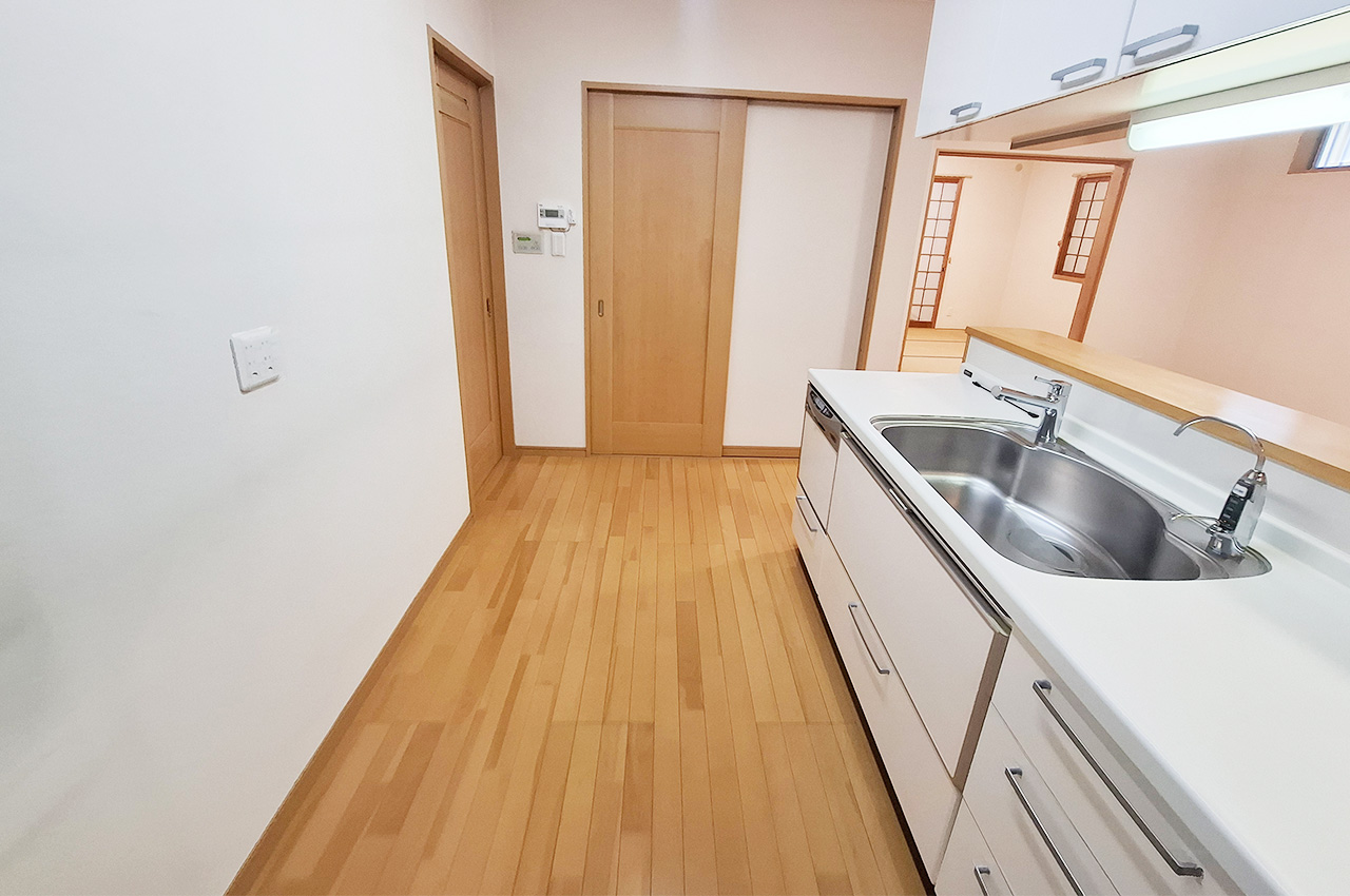 キッチン:食洗機・浄水器付きで作業効率の良いシステムキッチン。