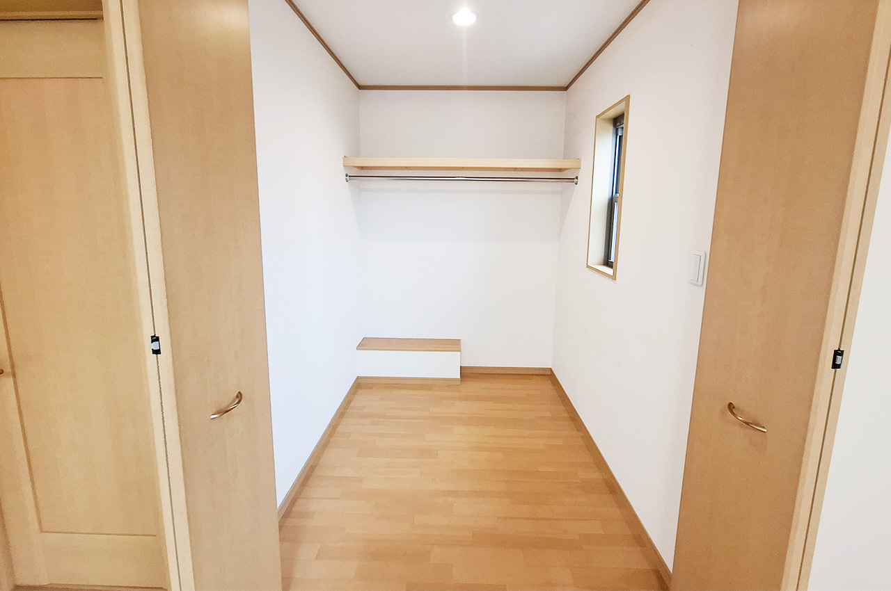 洋室1:収納力の高い大容量のウォークインクローゼットあり。