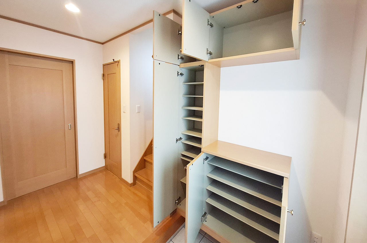 玄関:下駄箱があり整理整頓しやすい空間です。
