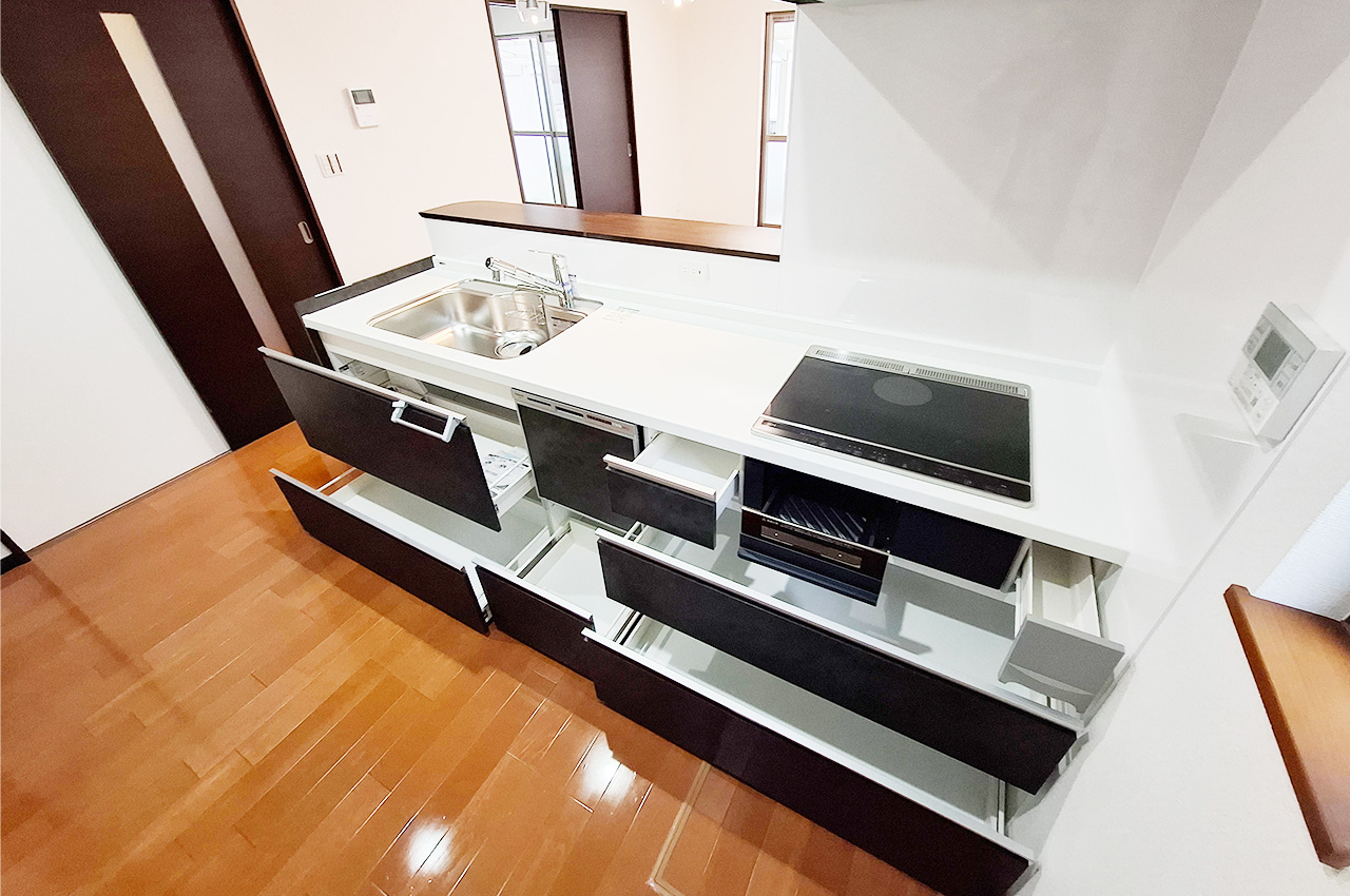 キッチン：足元は収納力が高く、出し入れしやすいスライドタイプの収納です。