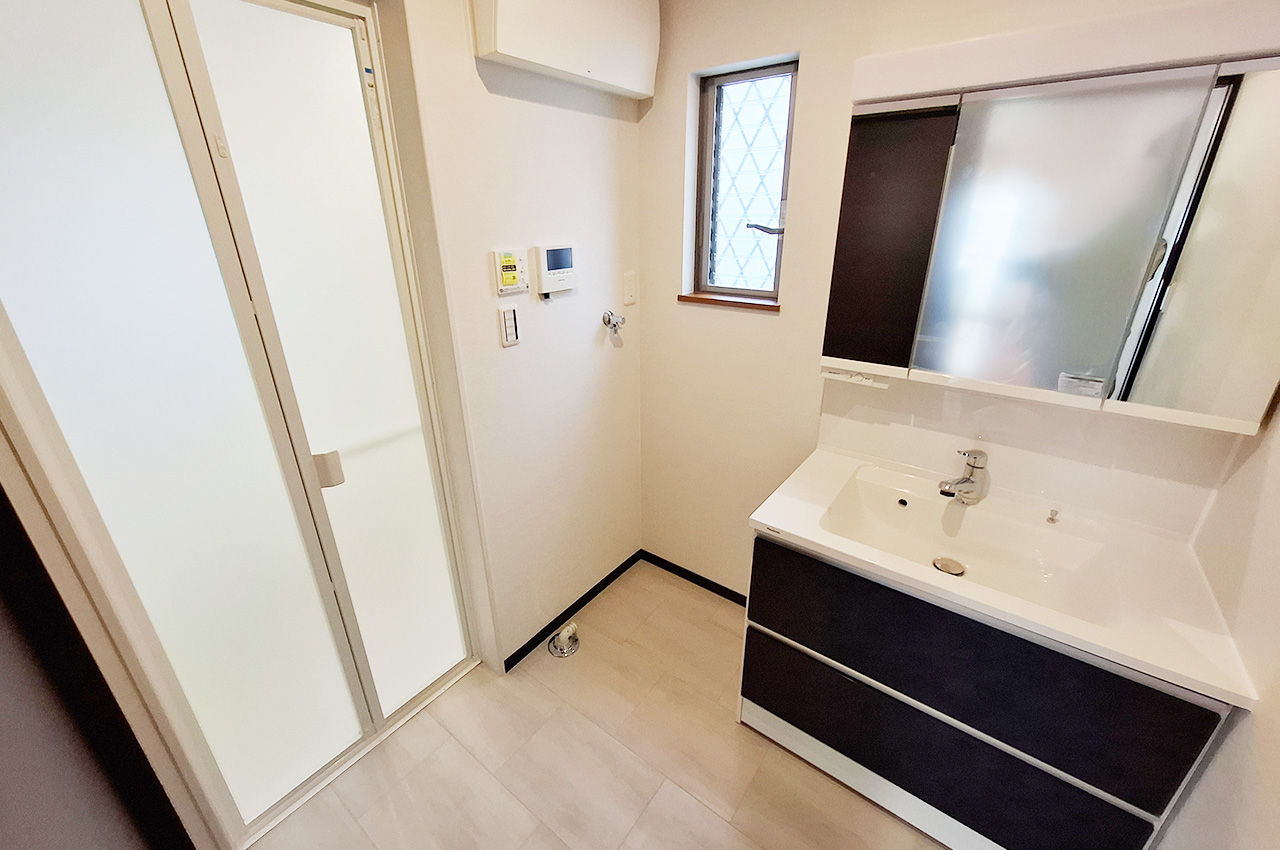 洗面室：クロス貼替えや洗面化粧台新調などリフォーム済み。