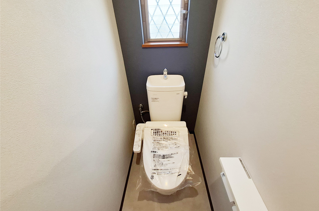 トイレ：便器・温水洗浄便座を新調するなどリフォーム済み。