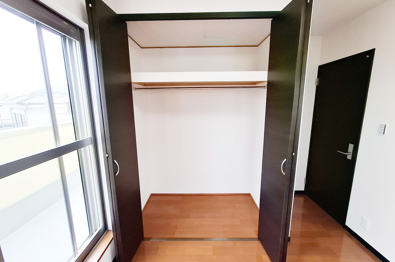 洋室2クローゼット（バルコニー側）