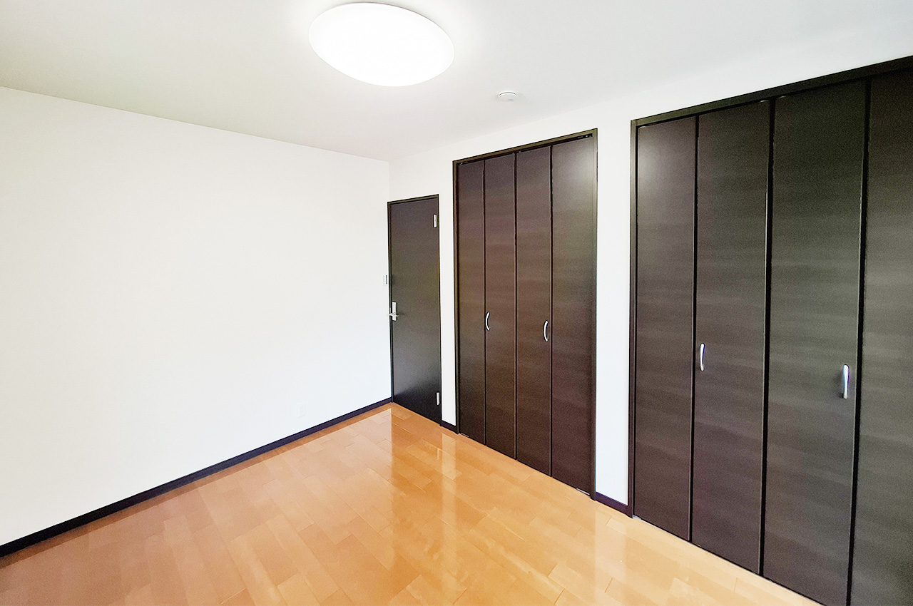 洋室3：クロスを貼替えるなどリフォーム済み。