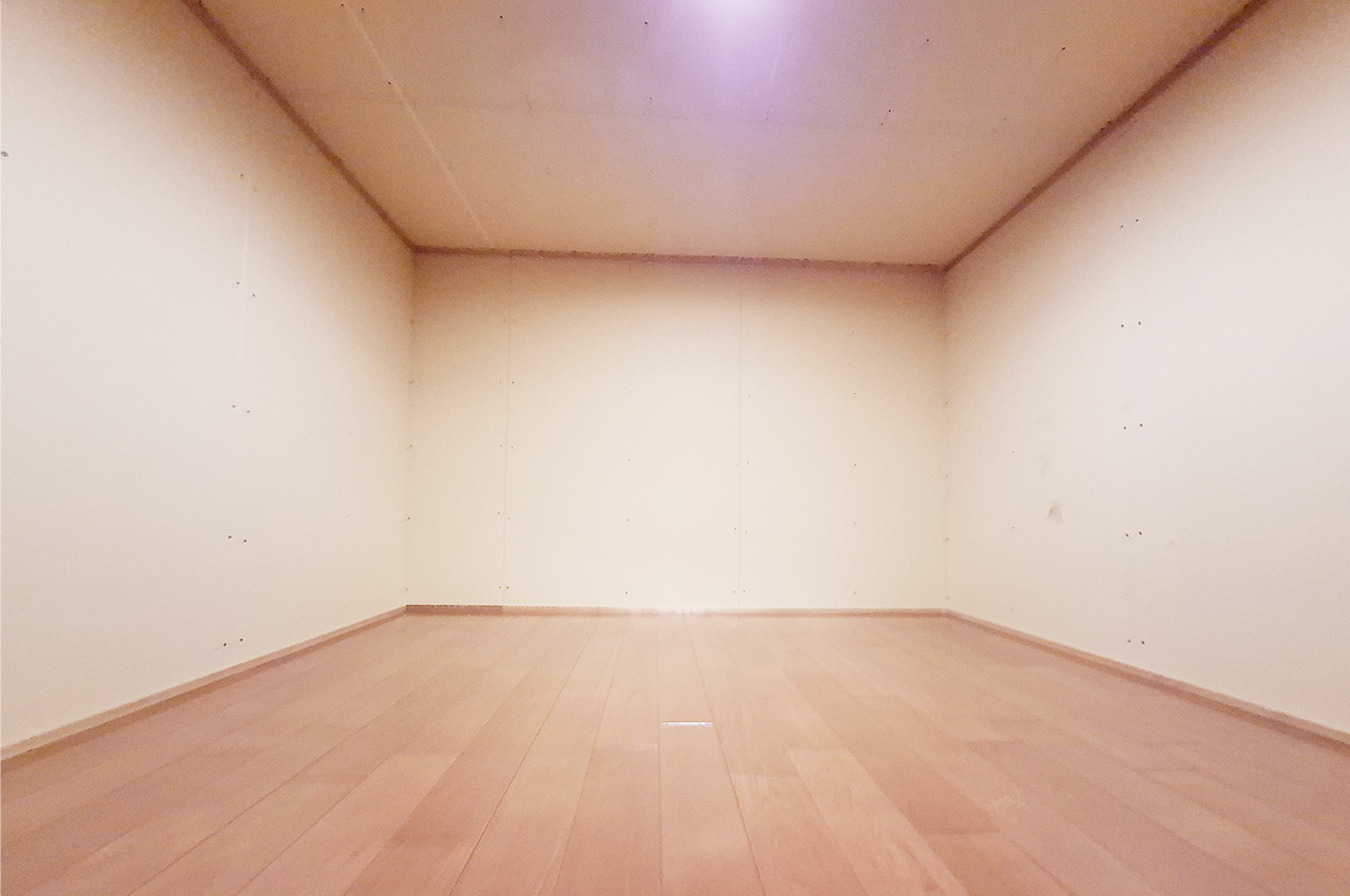 屋根裏収納：季節の家電や普段使わない物の収納に便利。