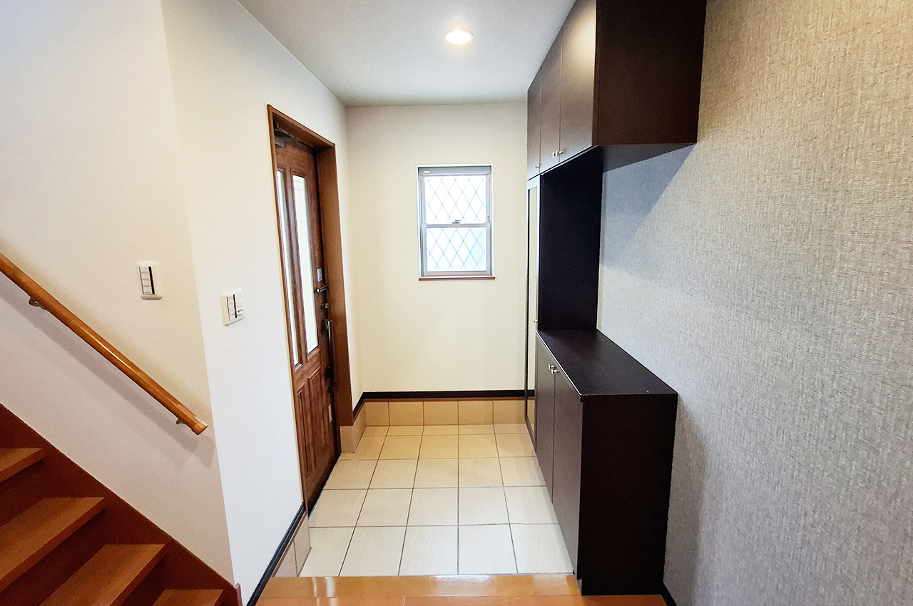 玄関：窓があり明るい玄関。