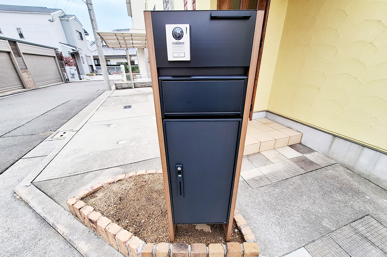 不在時でも荷物を受け取れる便利な宅配ボックス付き機能門柱を新調。