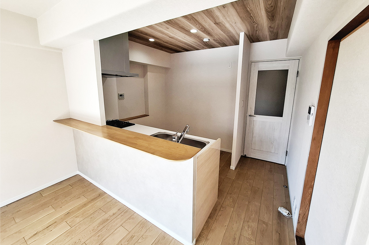 ダイニングキッチン:キッチンパネル・キッチンカウンターを新調。