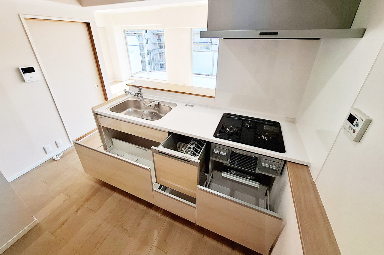 キッチン:スライド式の収納で整理整頓もラクラク。