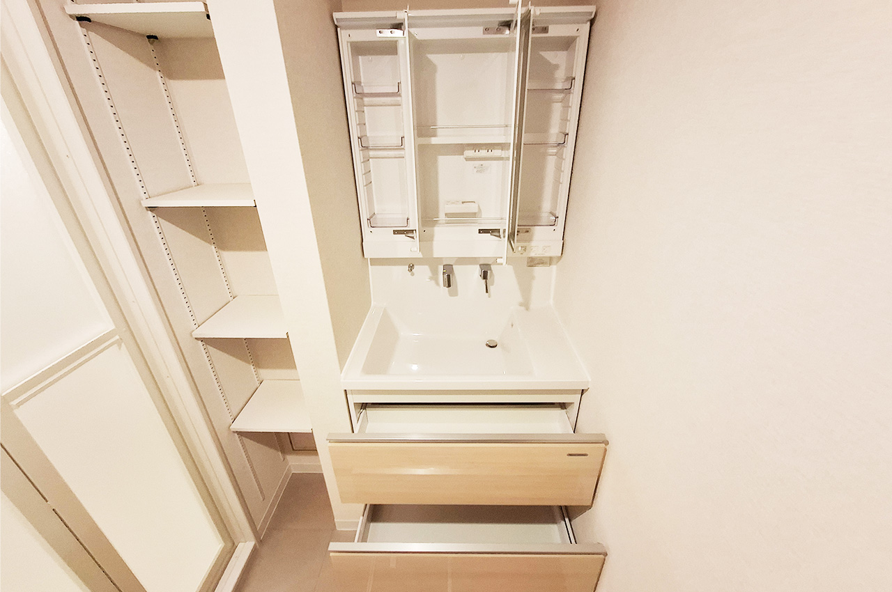 洗面室:洗面化粧台のスライド収納や収納棚ですっきり片付けやすい設計。