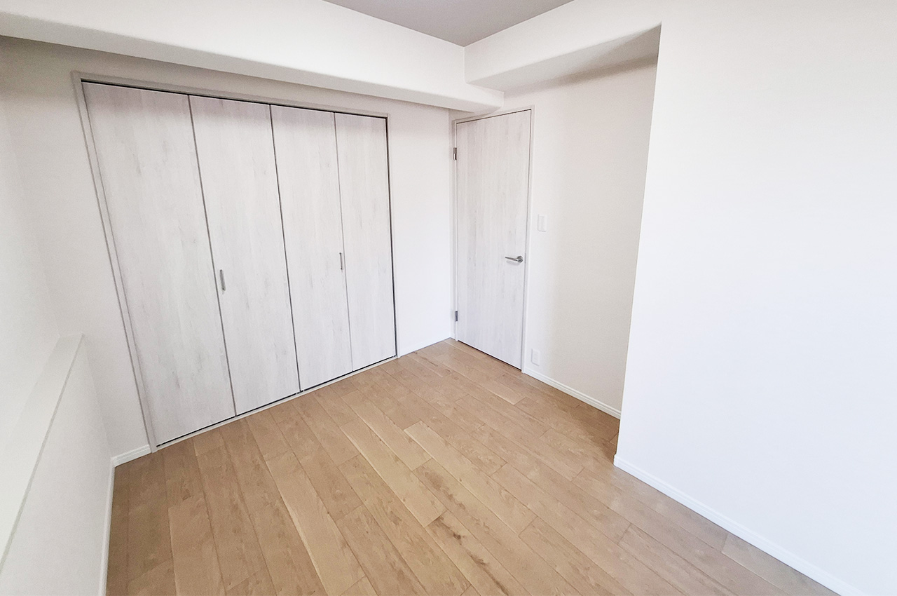 洋室:ワイドなクローゼット付き。