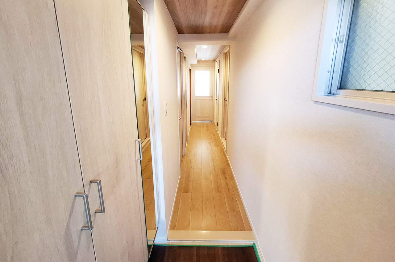 廊下:クロスやフローリングを貼替えるなどリフォーム済み。