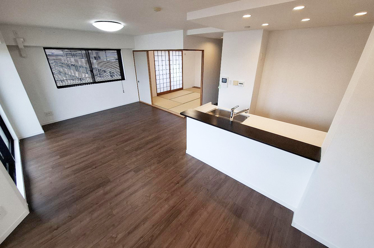 角住戸につき、LDKは二面採光で日当り・通風ともに良好。明るく心地よいスペースです。