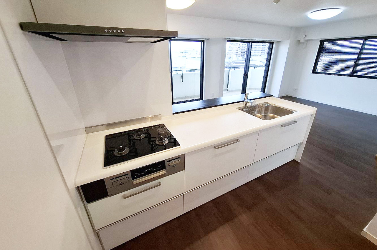 スタイリッシュで清潔感のあるホワイトカラーのシステムキッチン。