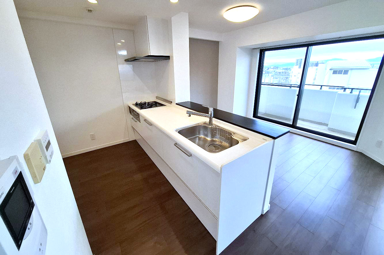 リビングを見渡しやすいオープンタイプのキッチン。リビングにいる家族を見守りながらお料理ができます。