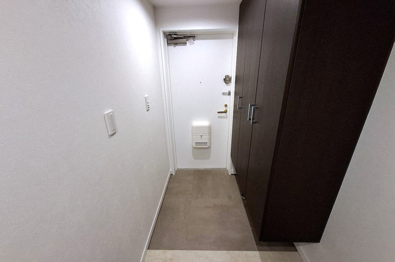 玄関は、吊りタイプで大容量の下駄箱付きです。