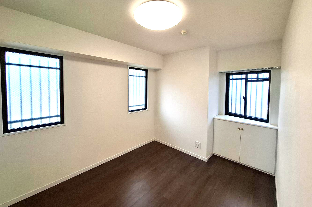 約6帖の洋室①。二面採光の明るいお部屋です。