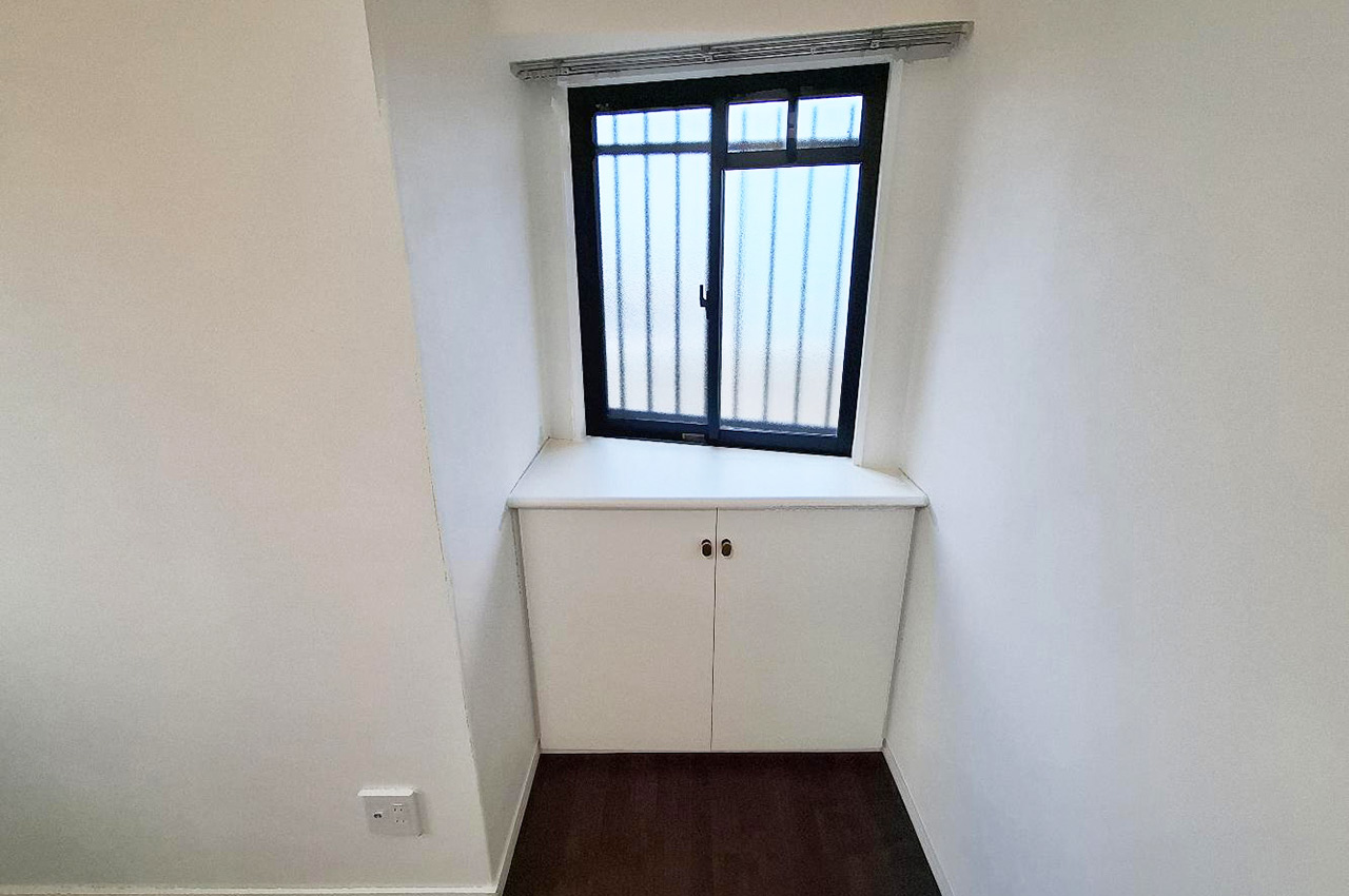 洋室①内の出窓。下部は収納スペースになっています。