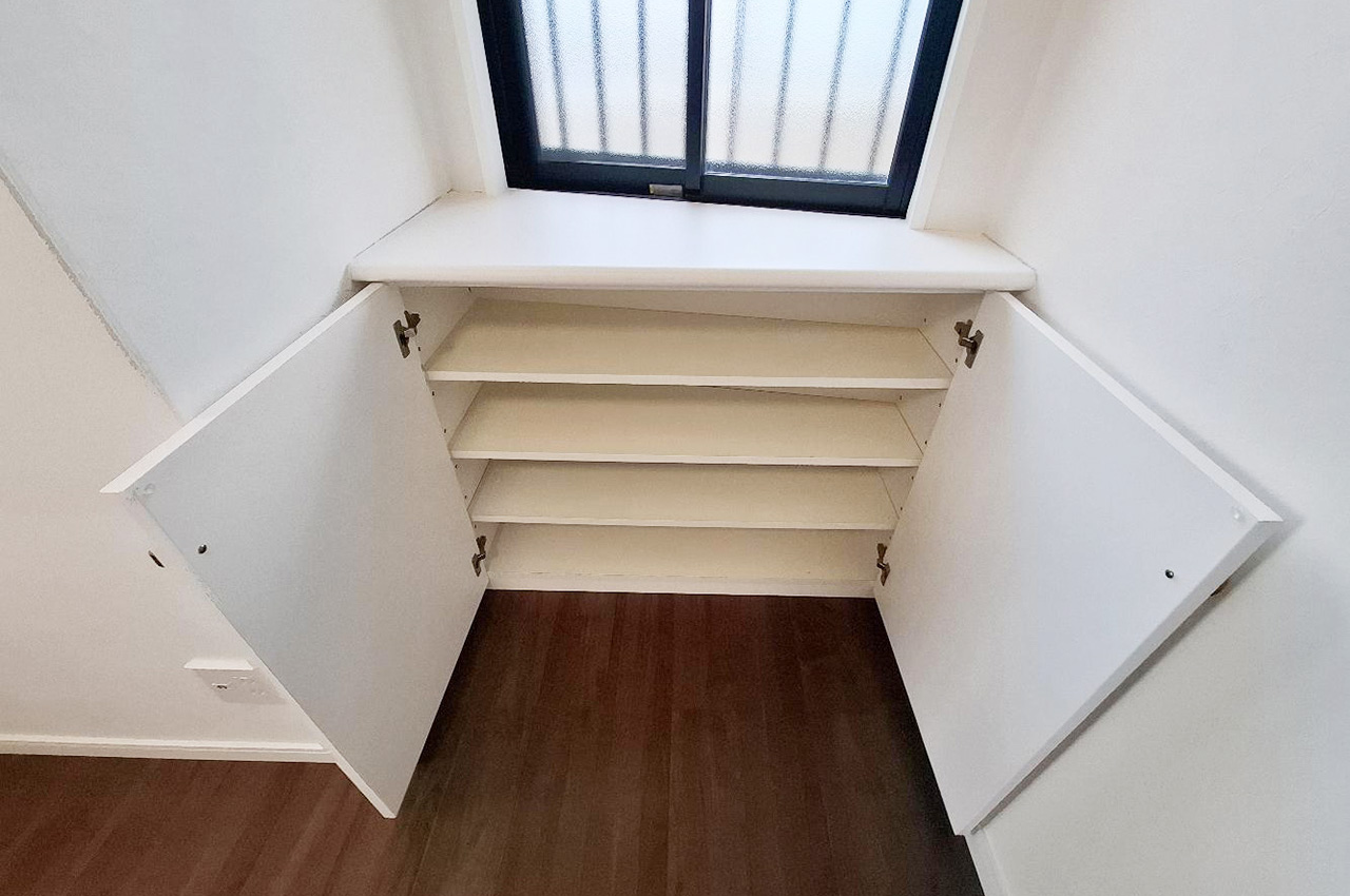 出窓下収納。棚付きで整理がしやすく、あると便利な収納スペースです。