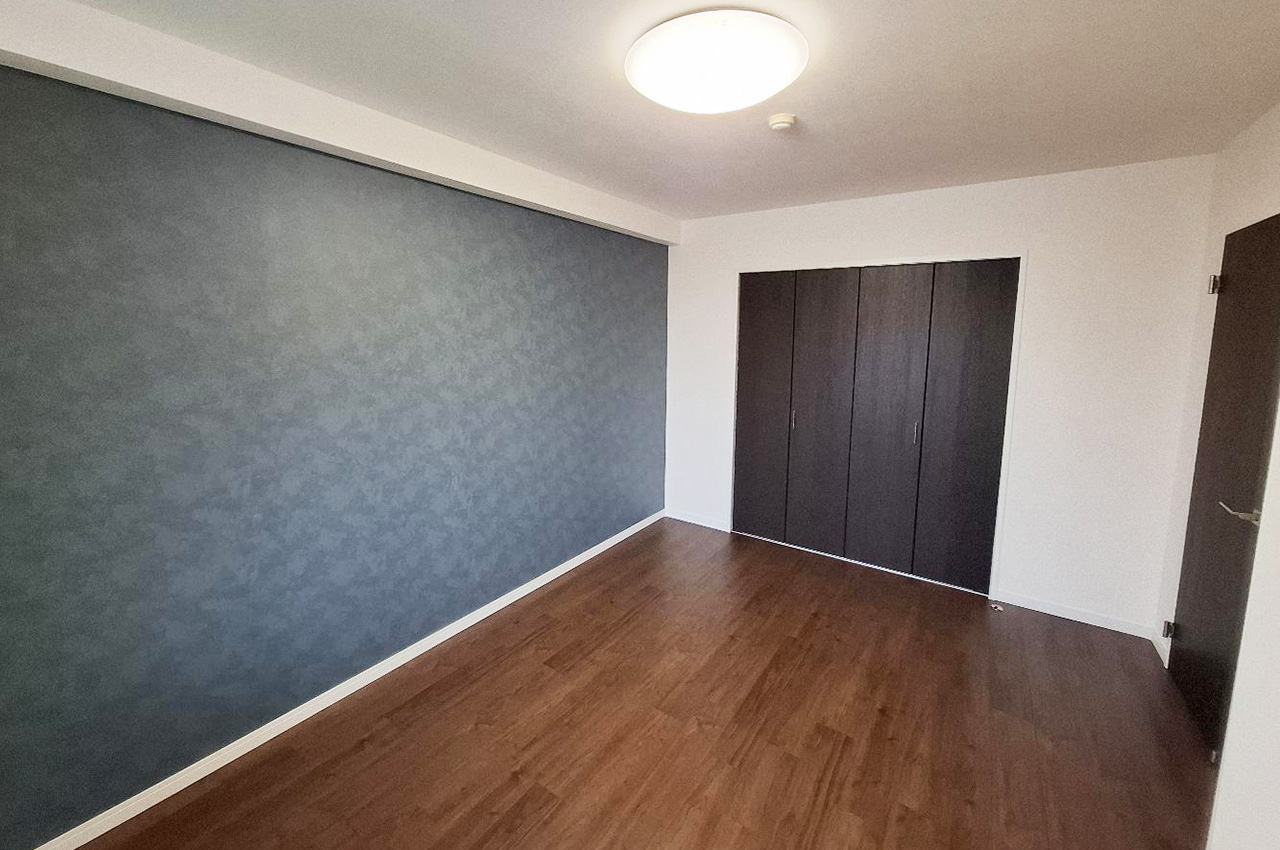 洋室②。ネイビーのカラークロスがおしゃれです。