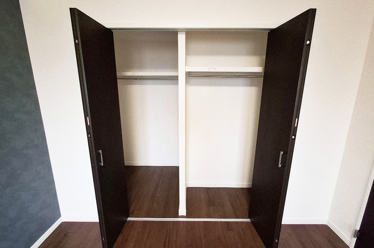 洋室②のワイドなクローゼット。