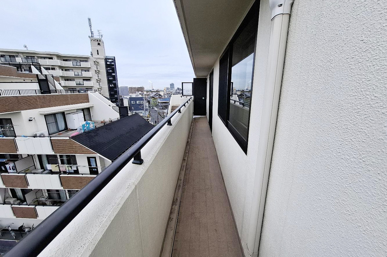 和室から出入りできる南西側バルコニー