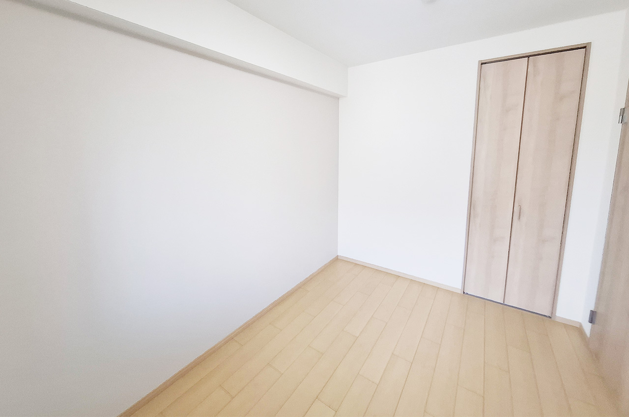 洋室2：優しいグレーのアクセントクロスも貼替え済み。