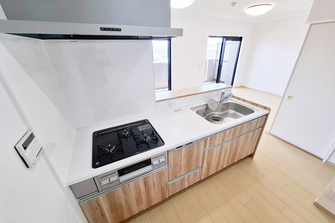 キッチン:木目調の扉が温かみを演出する新調済みのシステムキッチン。食洗機・浄水器付で家事効率アップ。