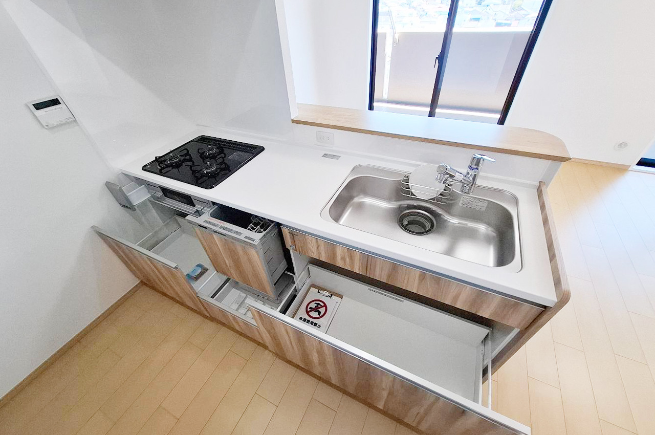 キッチン:食器や調理器具をしっかり収納できるスライド式キャビネットで片付けもスムーズ。