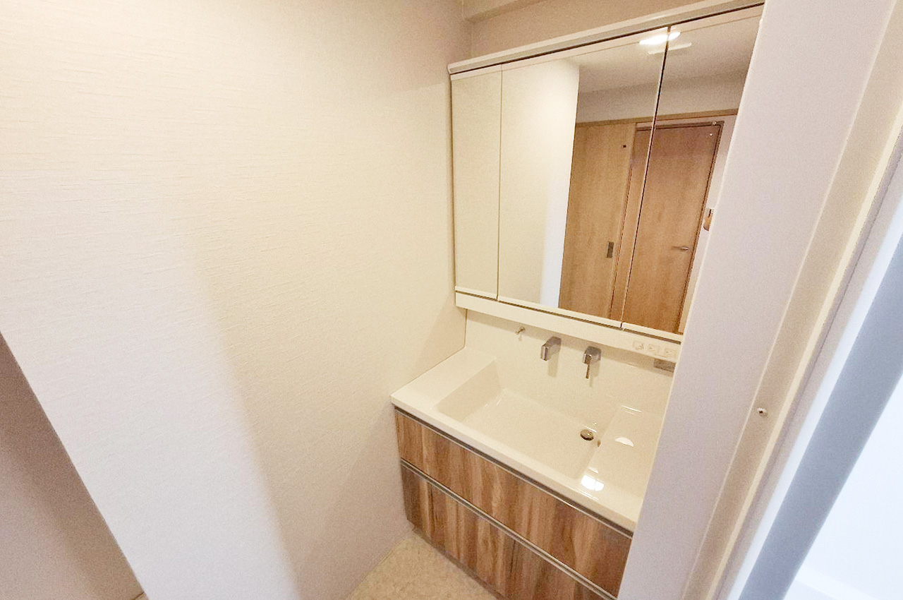 洗面室:新調済みの三面鏡付き洗面台は内部収納も充実。小物や化粧品をすっきり整理できます。