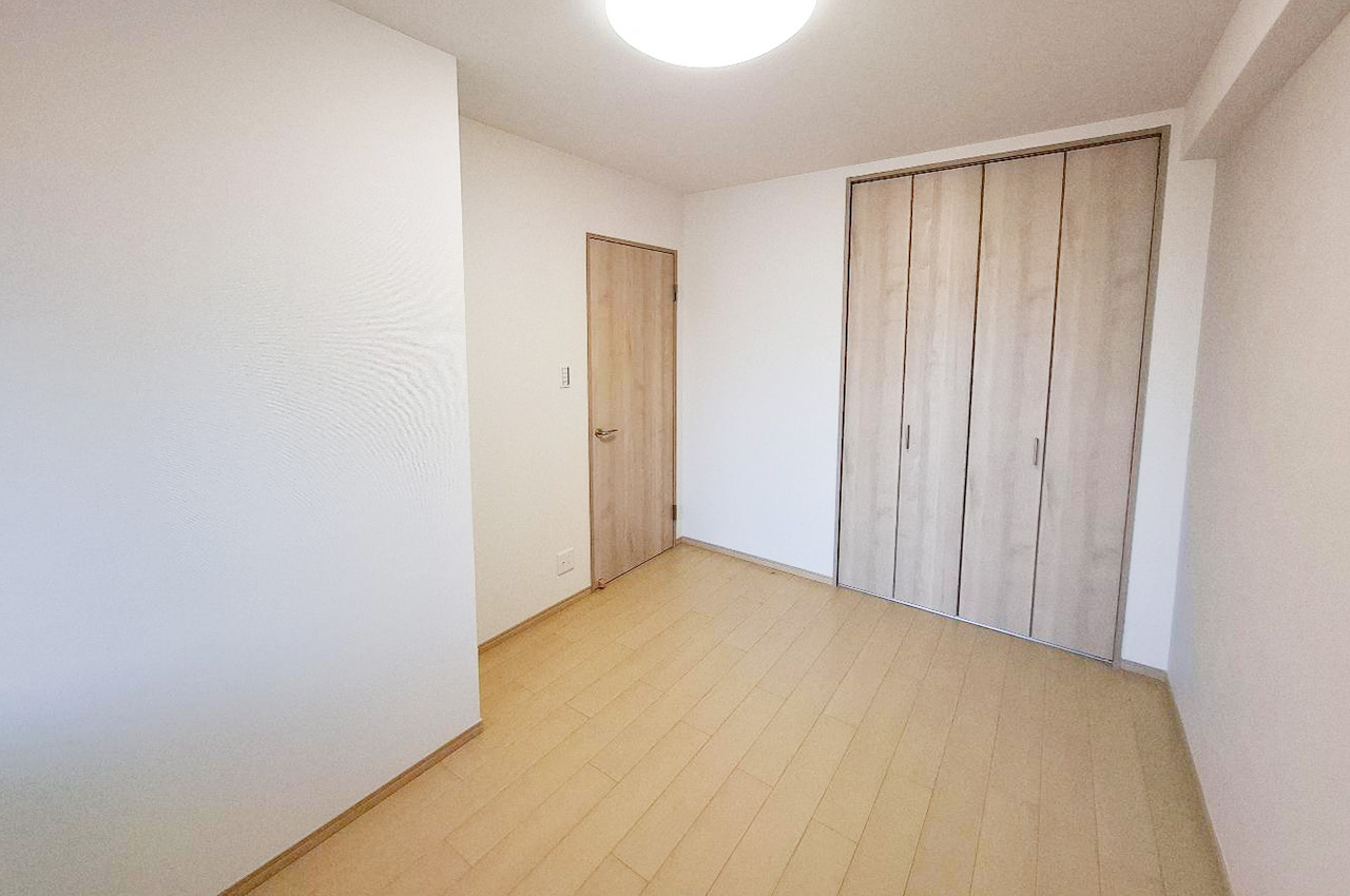 洋室①:洋室約5.6帖はリラックスできる落ち着いたプライベート空間。幅広いライフスタイルに対応可能。