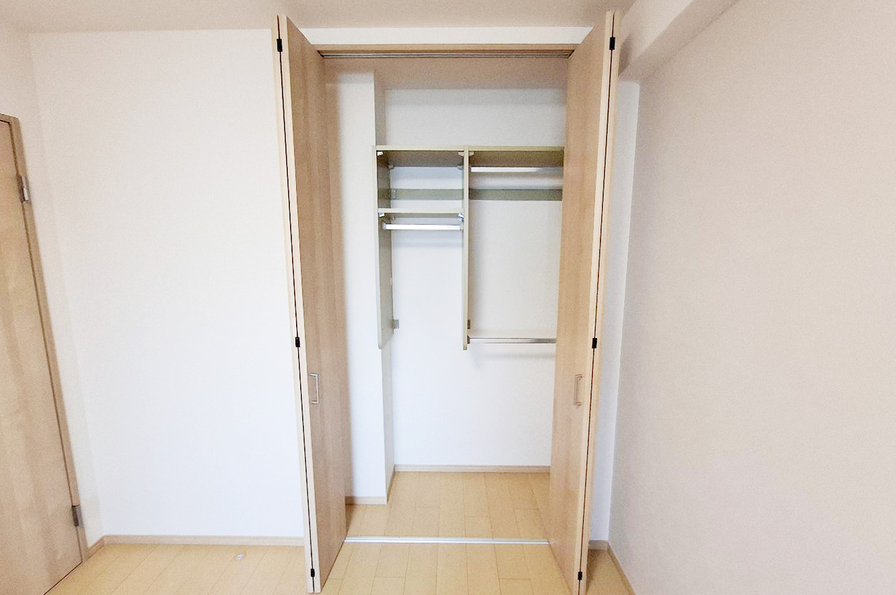 洋室①:クローゼットはハンガーパイプ付きで収納しやすい仕様。衣類をすっきり片付けられます。