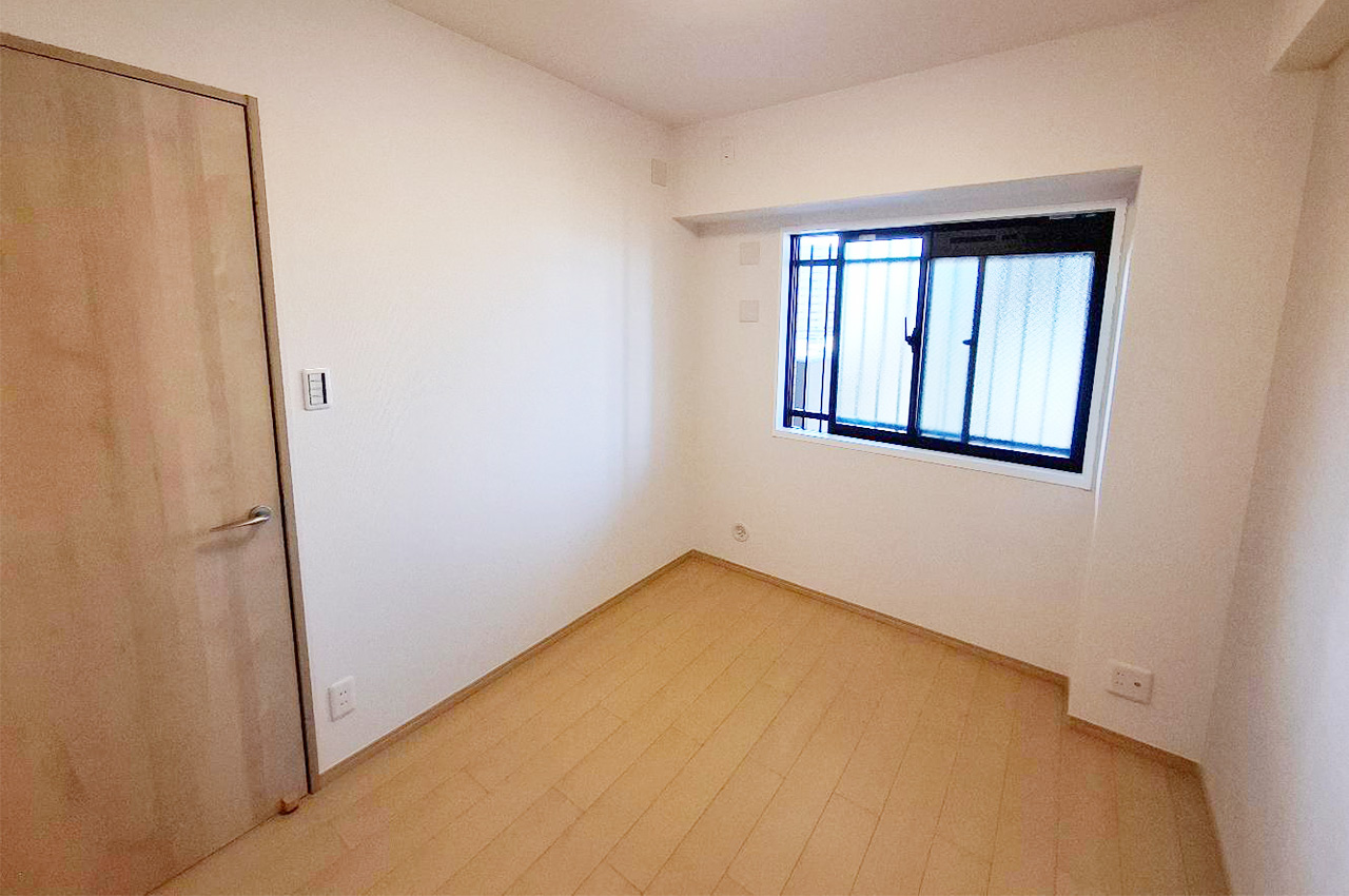 洋室②:窓から自然光が入り、明るさを感じられる快適な洋室。生活スタイルに合わせて多用途に使えます。