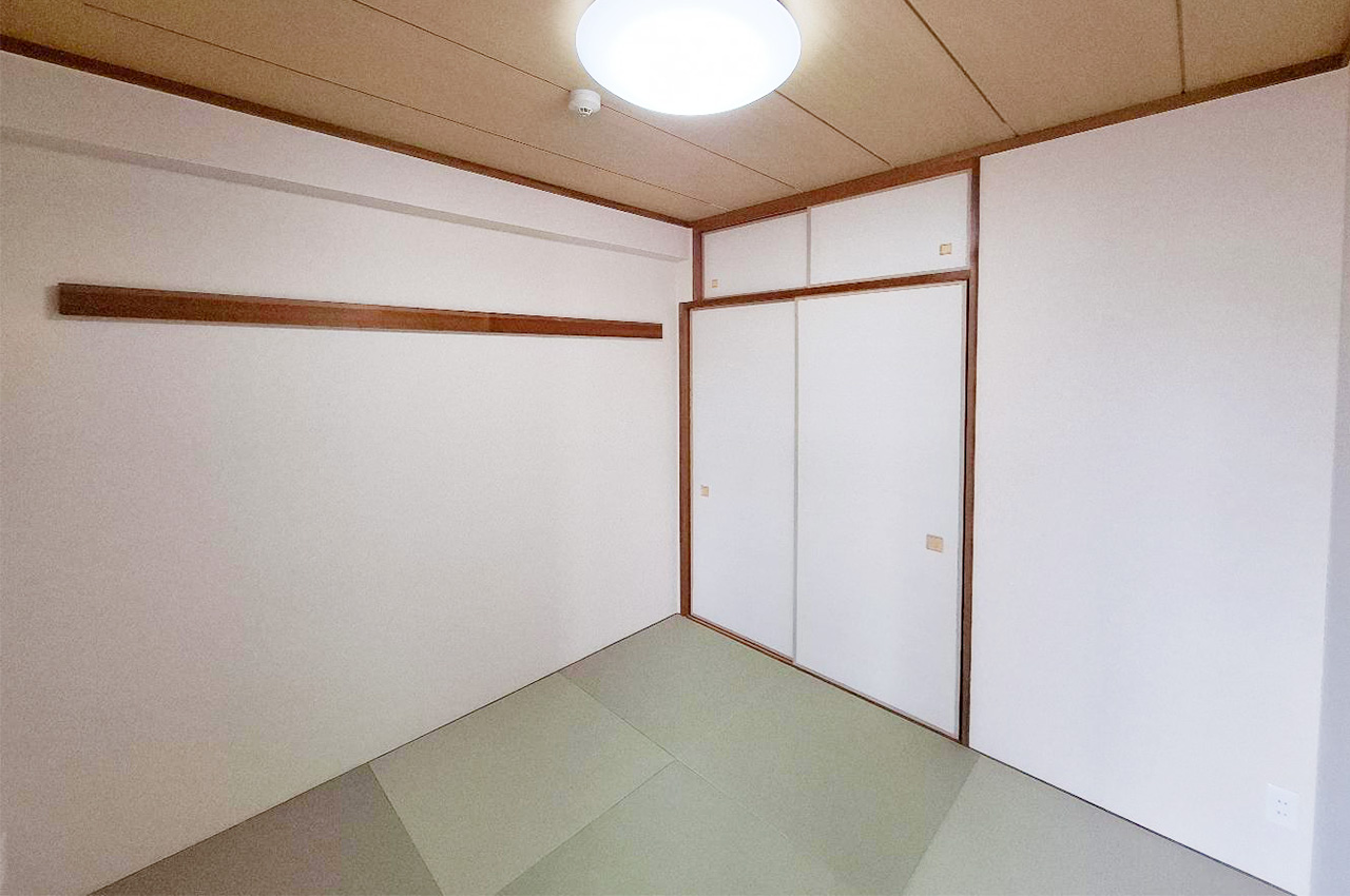 和室:半帖畳を新調してピカピカの和室。